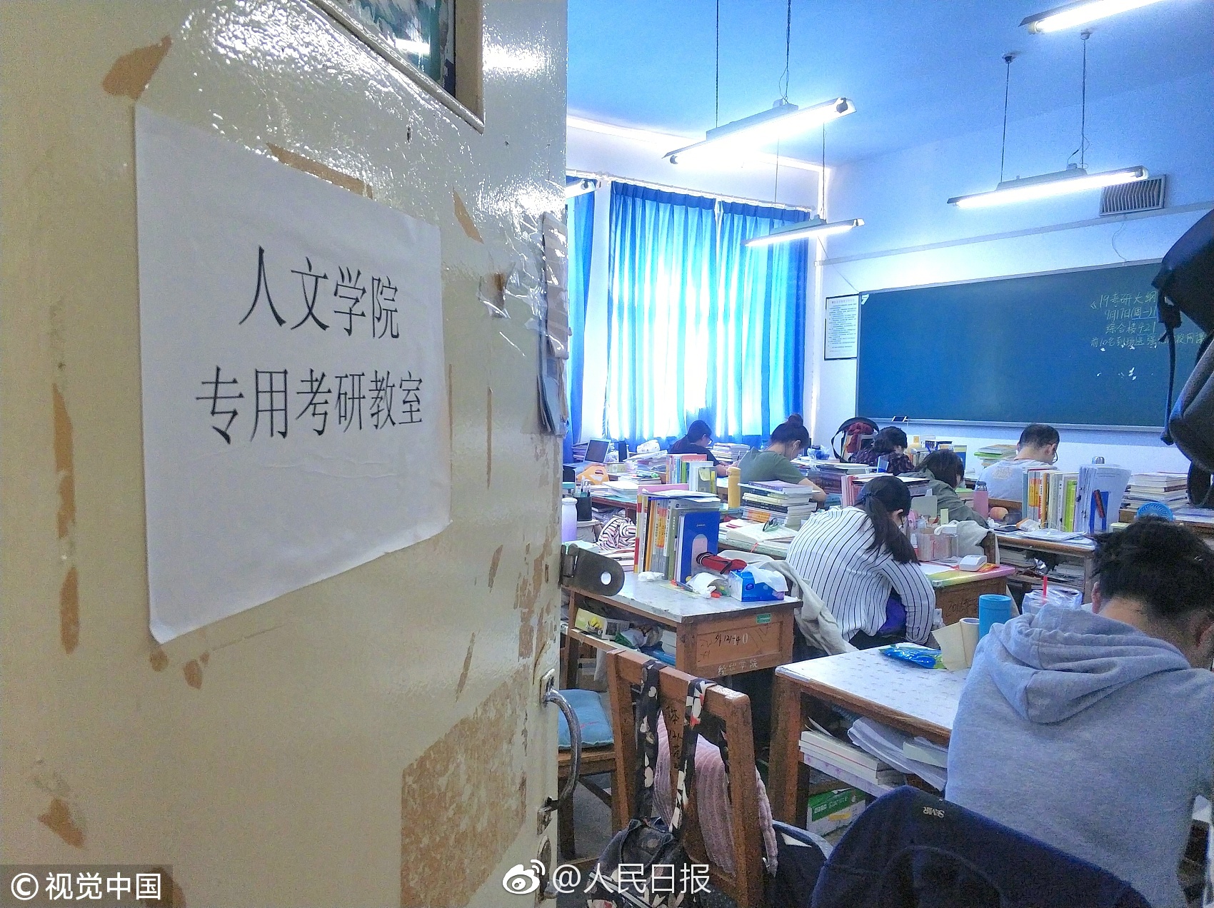 【各大高校吃瓜免費網站】炒包菜絲吃蔥和線椒切碎
