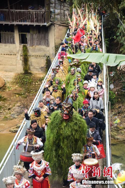 【51動漫app下載在哪】雨水到戴帽子防止頭部受寒